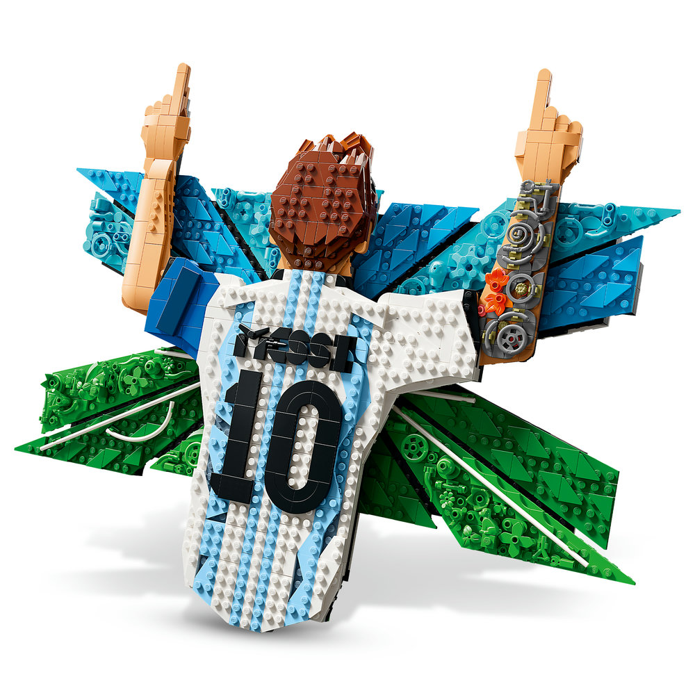 Lego-Figur von Messi im Argentinien-Trikot mit blauen Flügeln und grünen Akzenten.