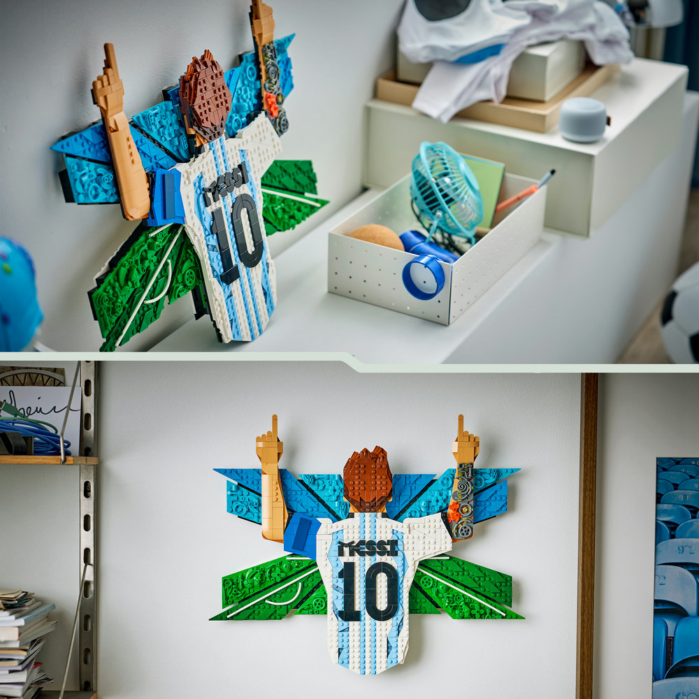 Lego-Nachbildung von Messi in Trikot 10, an der Wand hängend mit grünen und blauen Elementen.