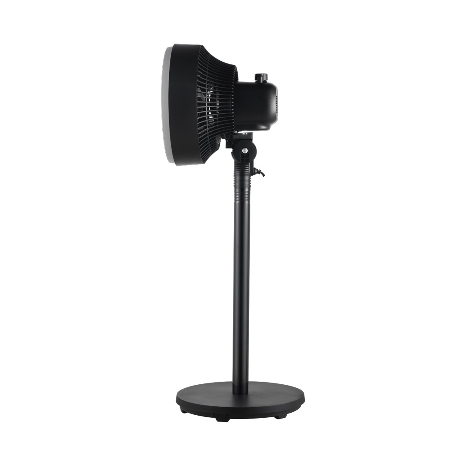Un ventilatore da terra nero con base rotonda e asta regolabile.
