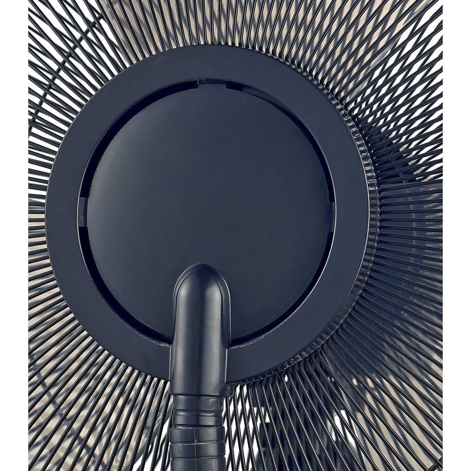 Primo piano di una griglia di ventilatore nera e alloggiamento motore.