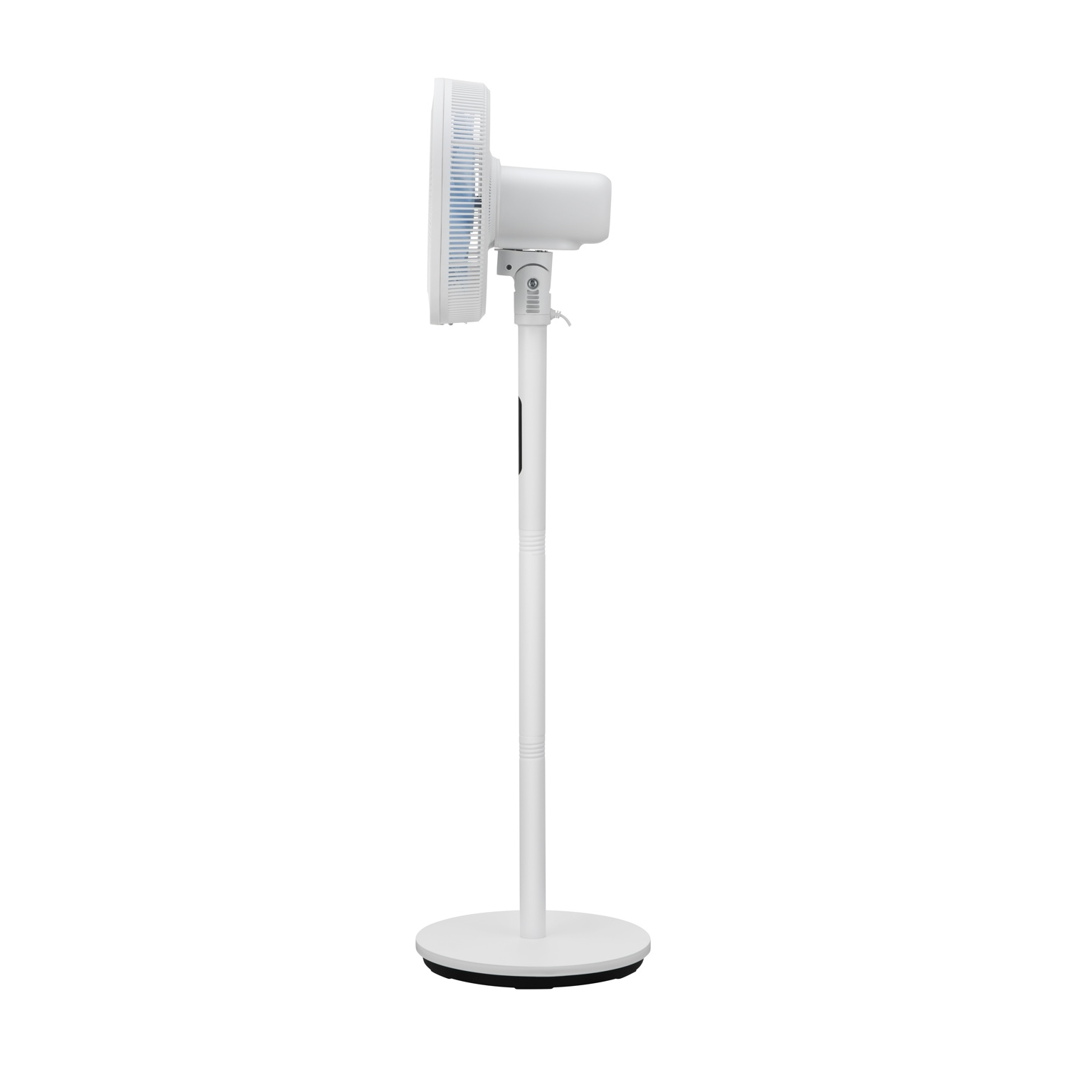 Un ventilatore da terra bianco con base rotonda, visto di lato.