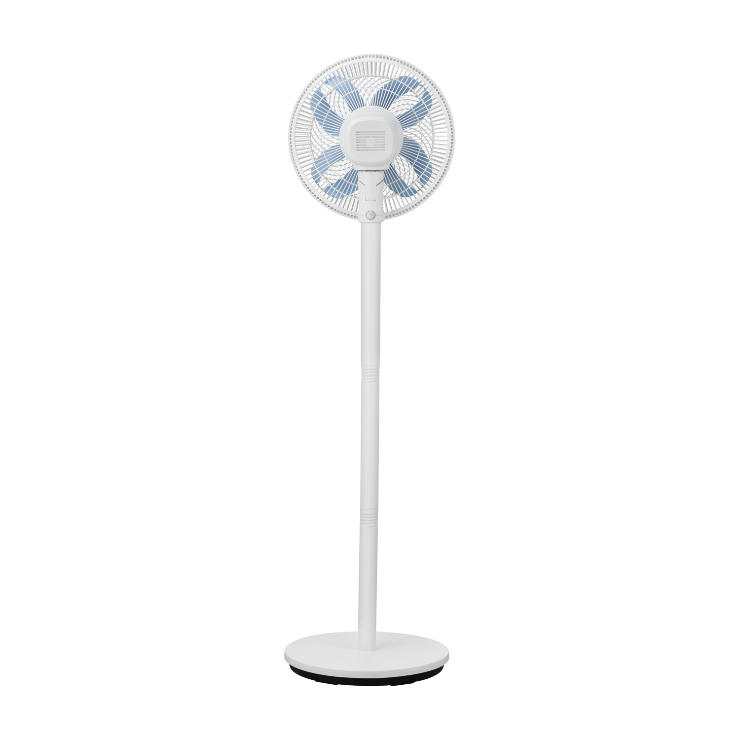Un ventilatore a piantana bianco con pale blu e griglia su sfondo bianco.