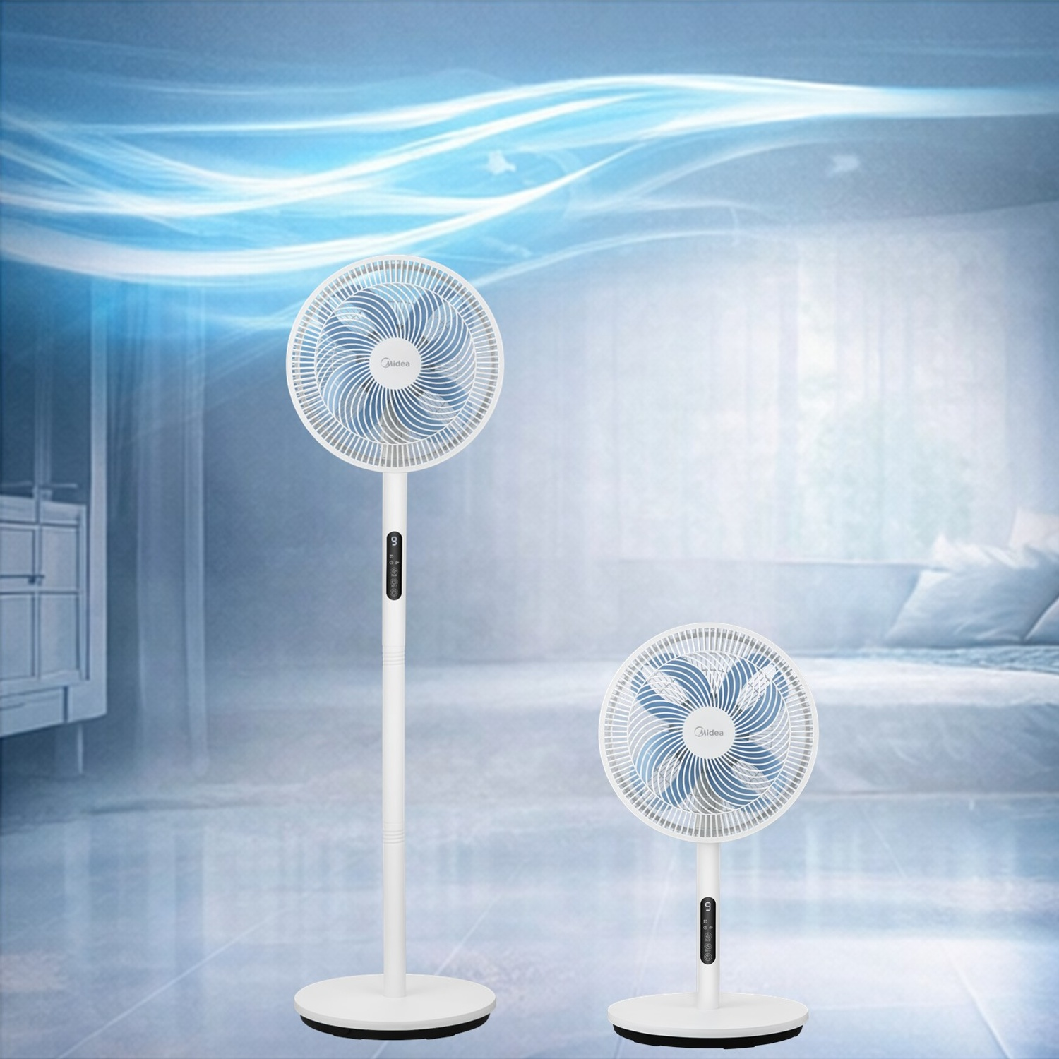 Due ventilatori bianchi Midea in una stanza. Uno alto, uno basso, entrambi su un pavimento blu e ghiacciato.