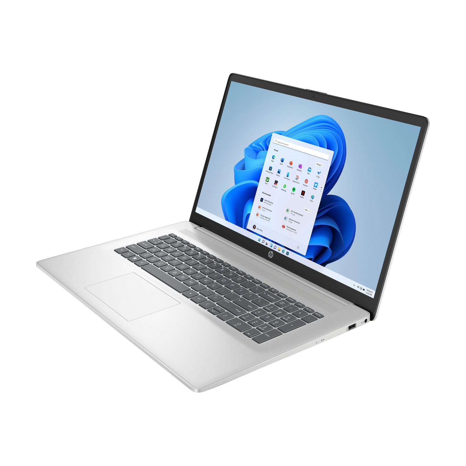 Un laptop argento con Windows 11 sullo schermo, su sfondo bianco.