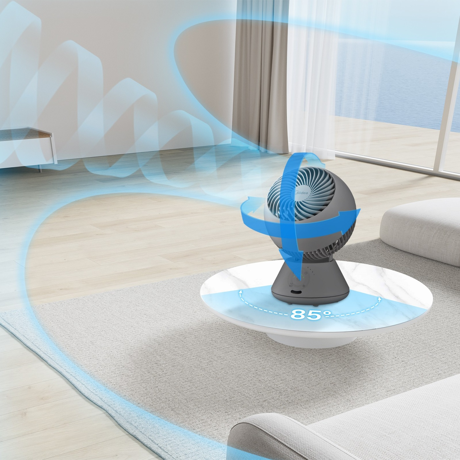 Un ventilatore grigio su un tavolino oscilla di 85 gradi. Flusso d'aria blu visualizzato.