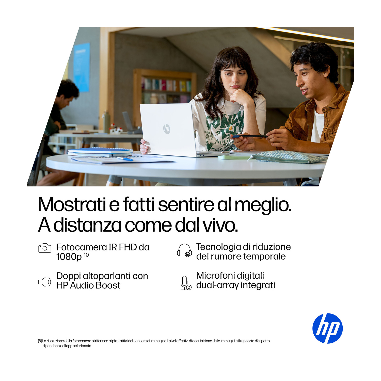 Due giovani studiano su un laptop. Logo HP in basso a destra.