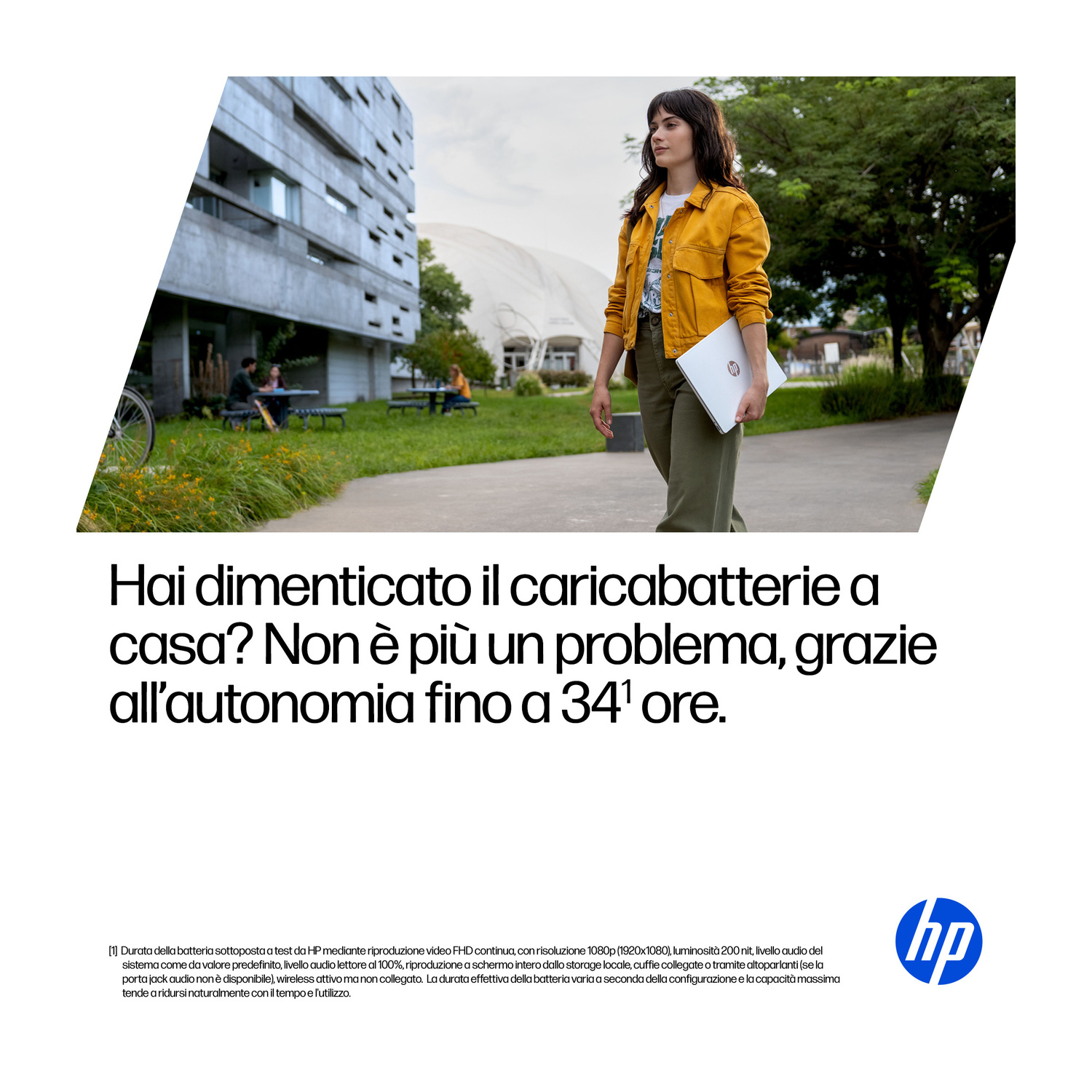 Donna con laptop cammina fuori. Logo HP.