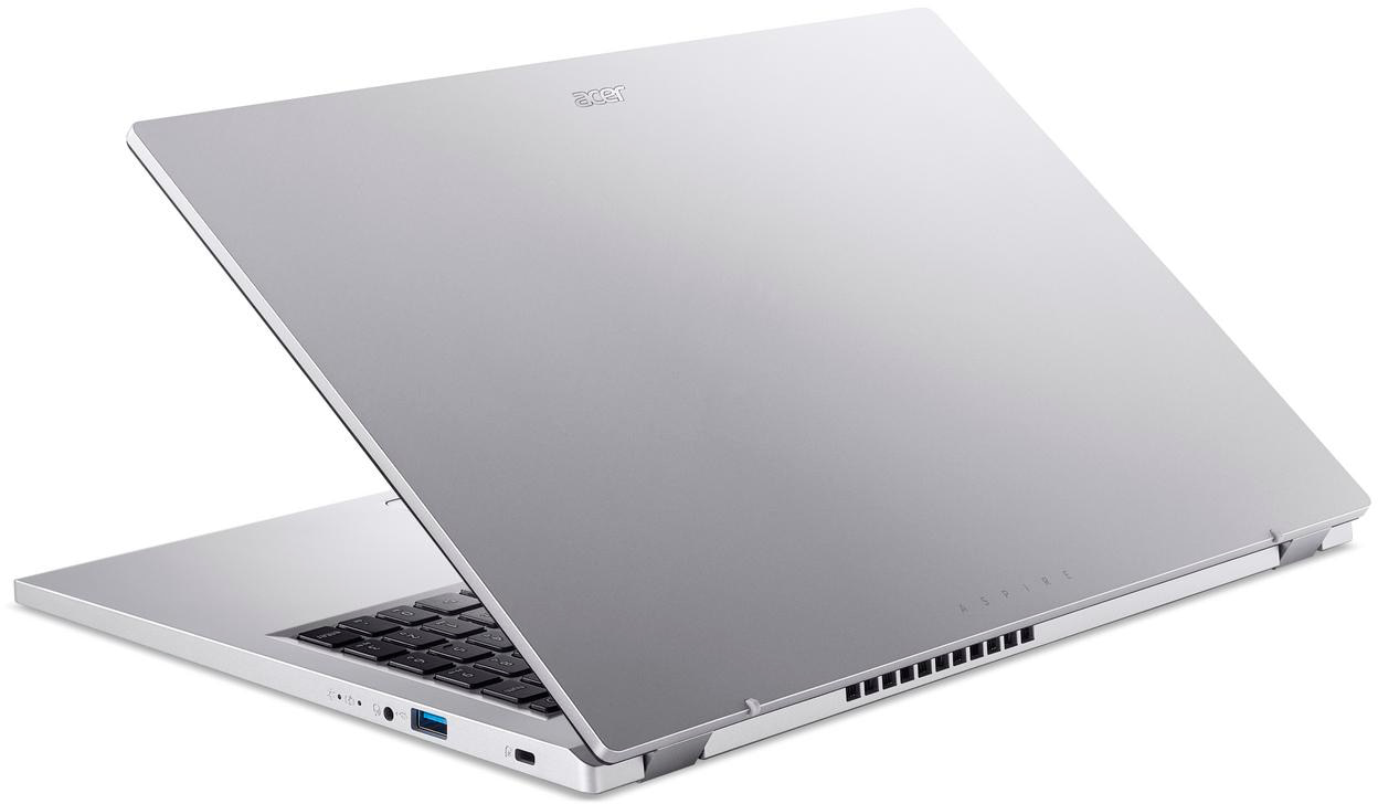 Ezüst laptop nyitott fedéllel, fehér háttéren.