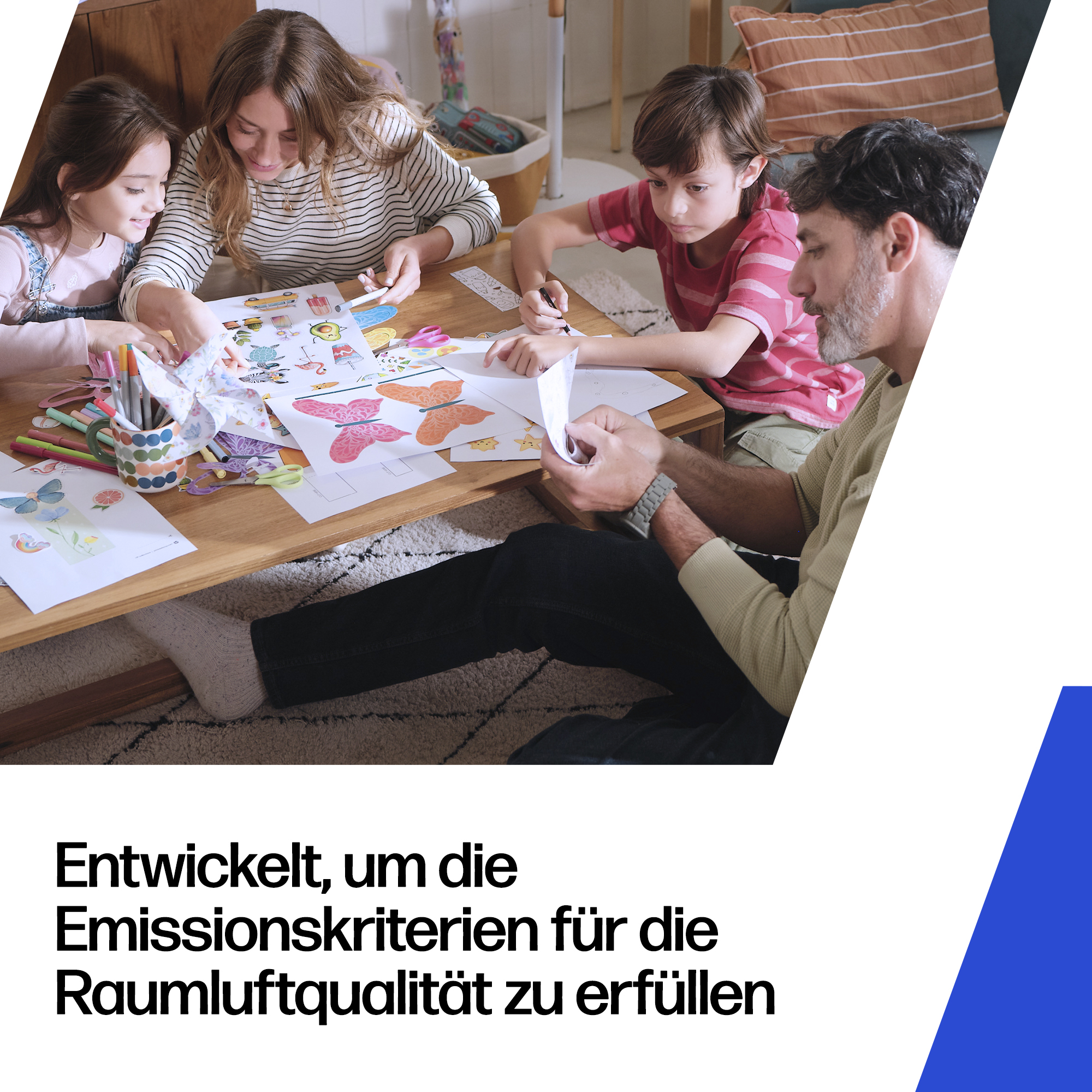 Familie bastelt Schmetterlinge und andere Motive an einem Holztisch.