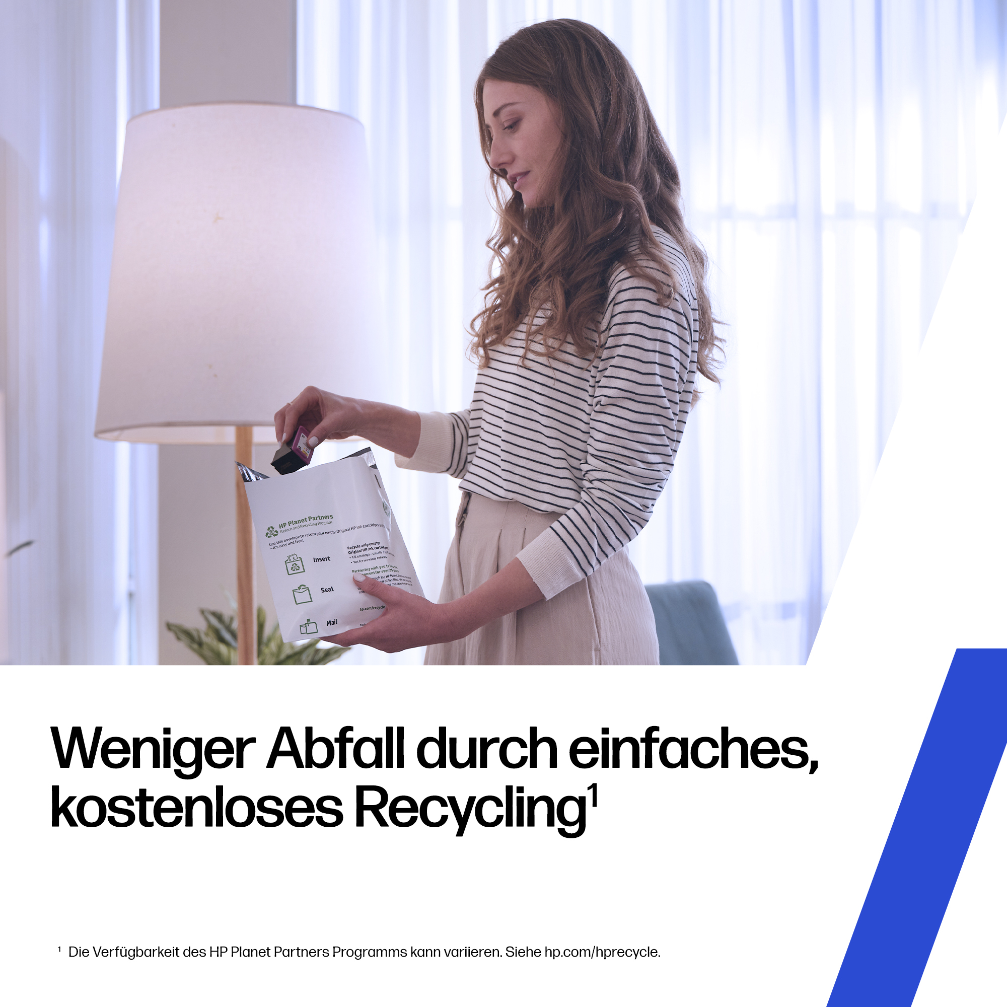 Frau legt Tintenpatrone in HP Recycling-Umschlag. Weniger Abfall durch Recycling.
