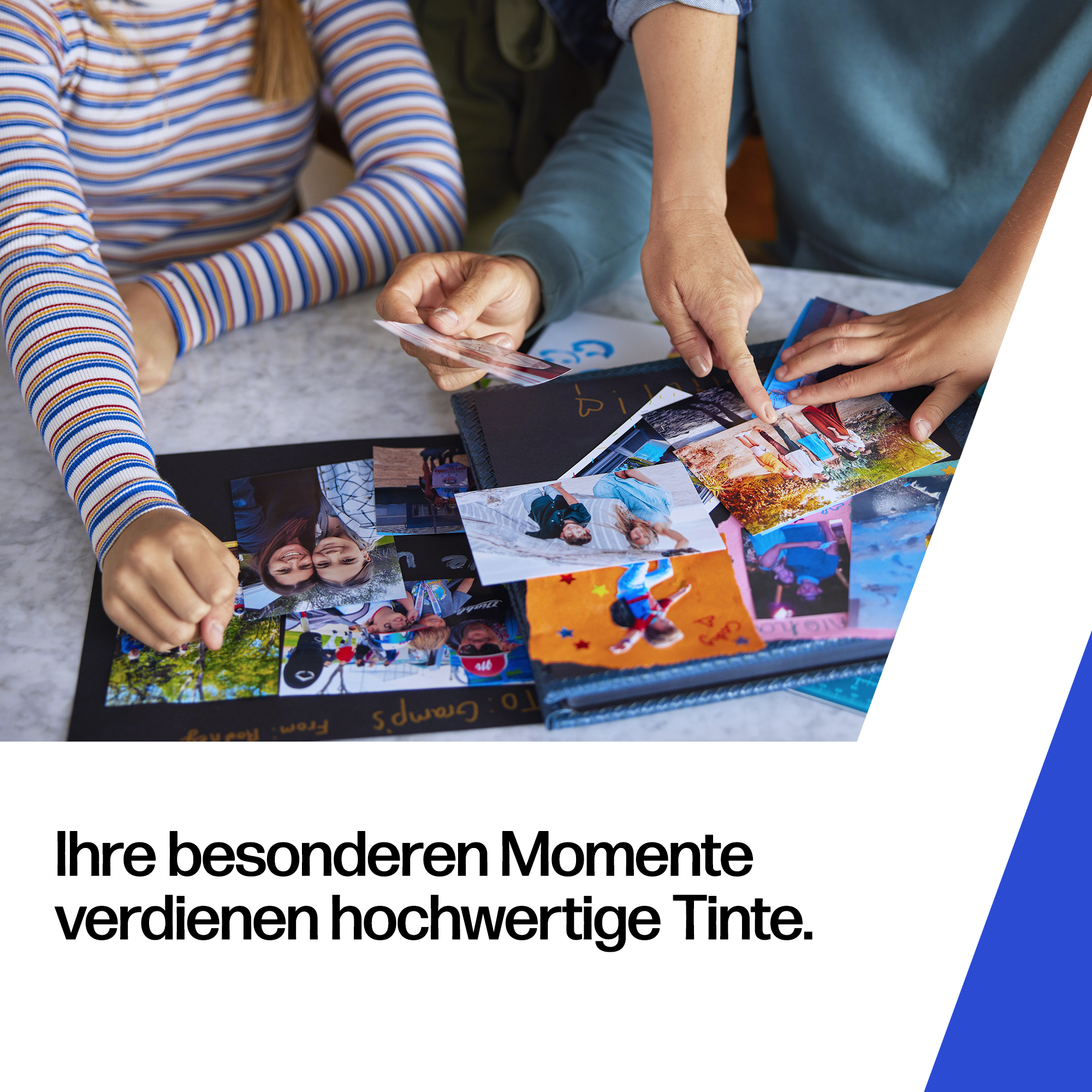 Hände legen Fotos in ein Album, bunte Streifen Shirt, blaue Sweatshirt.