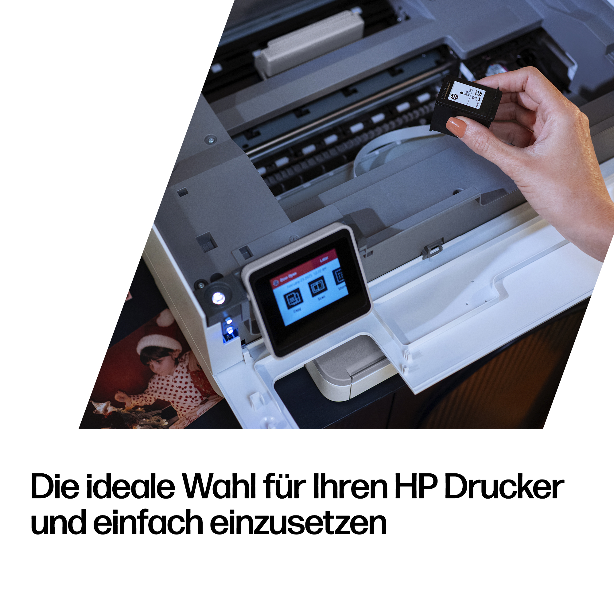Hand setzt Tintenpatrone in HP Drucker ein. Kleines Display zeigt Optionen an.