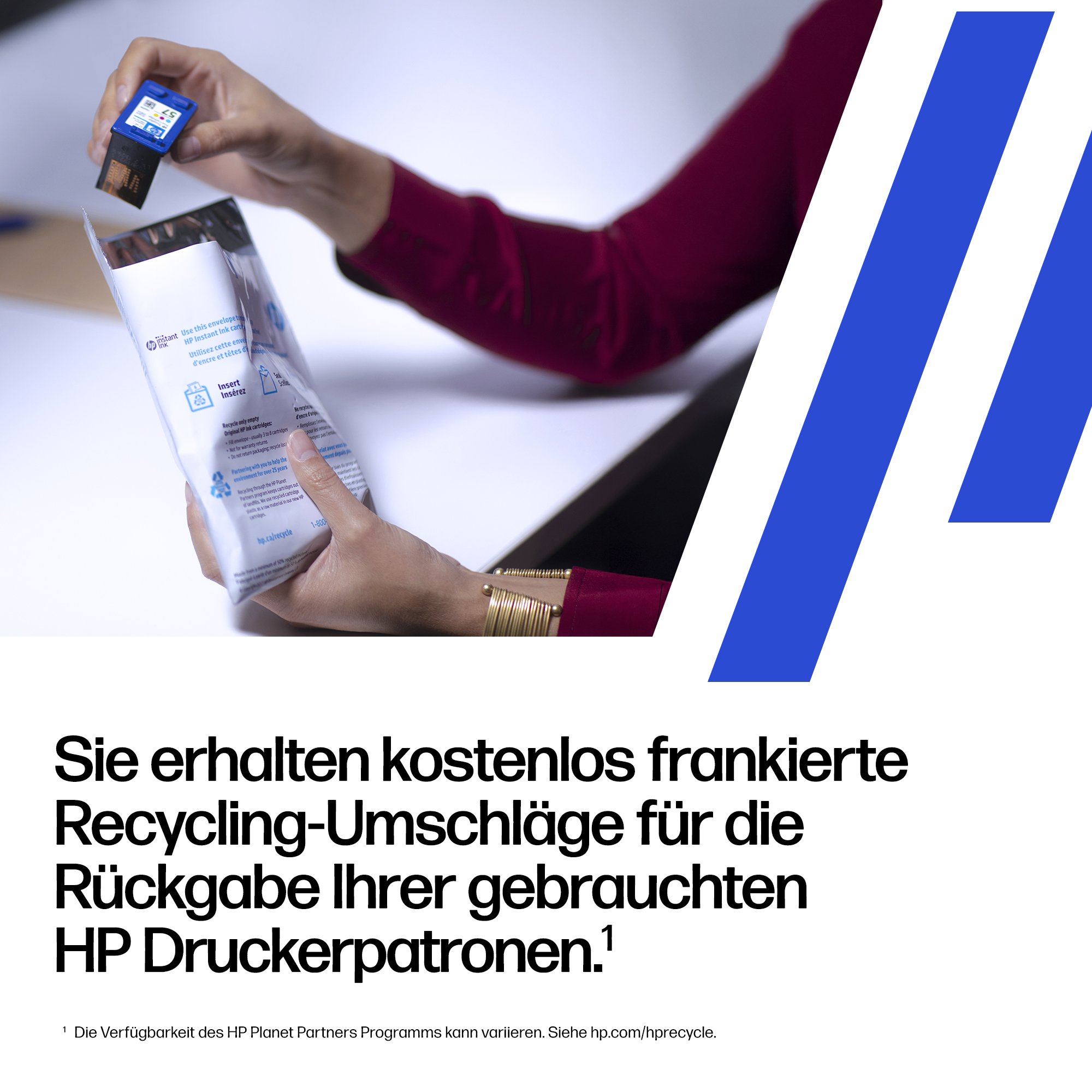 Eine Hand hält eine HP Tintenpatrone über einen Recyclingumschlag.
