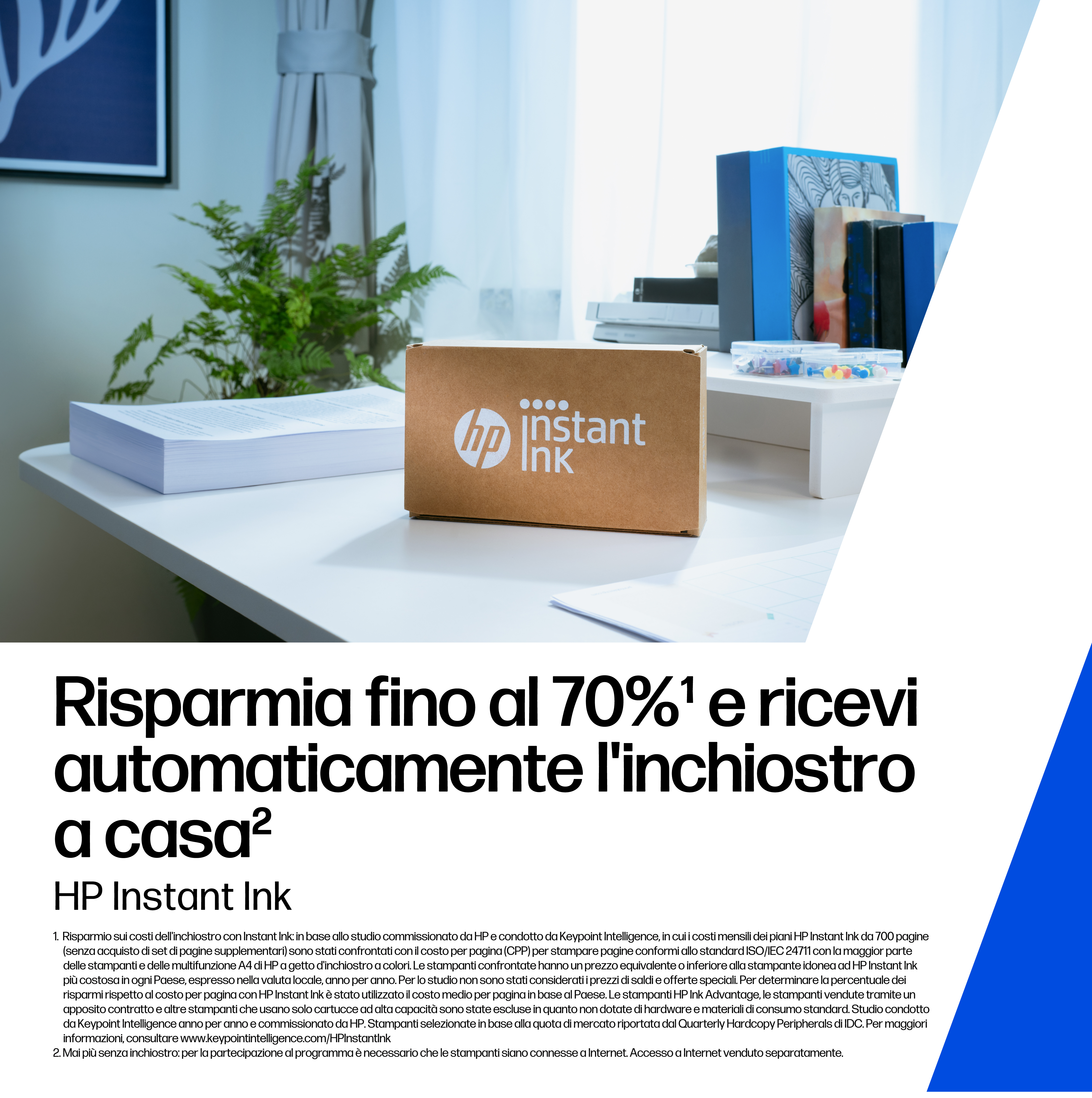 Una scatola marrone con il logo HP Instant Ink su una scrivania.