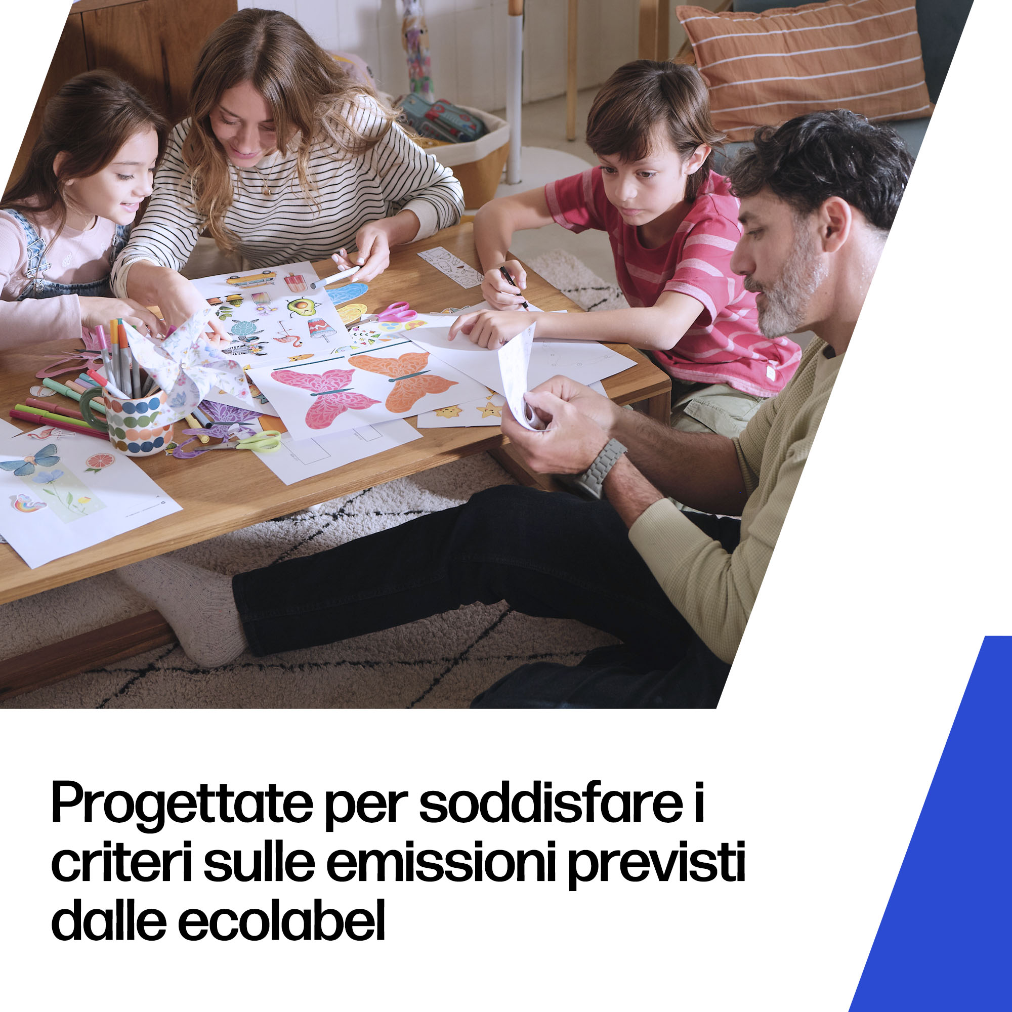 Famiglia crea farfalle su tavolo di legno. Bambini e genitori concentrati.