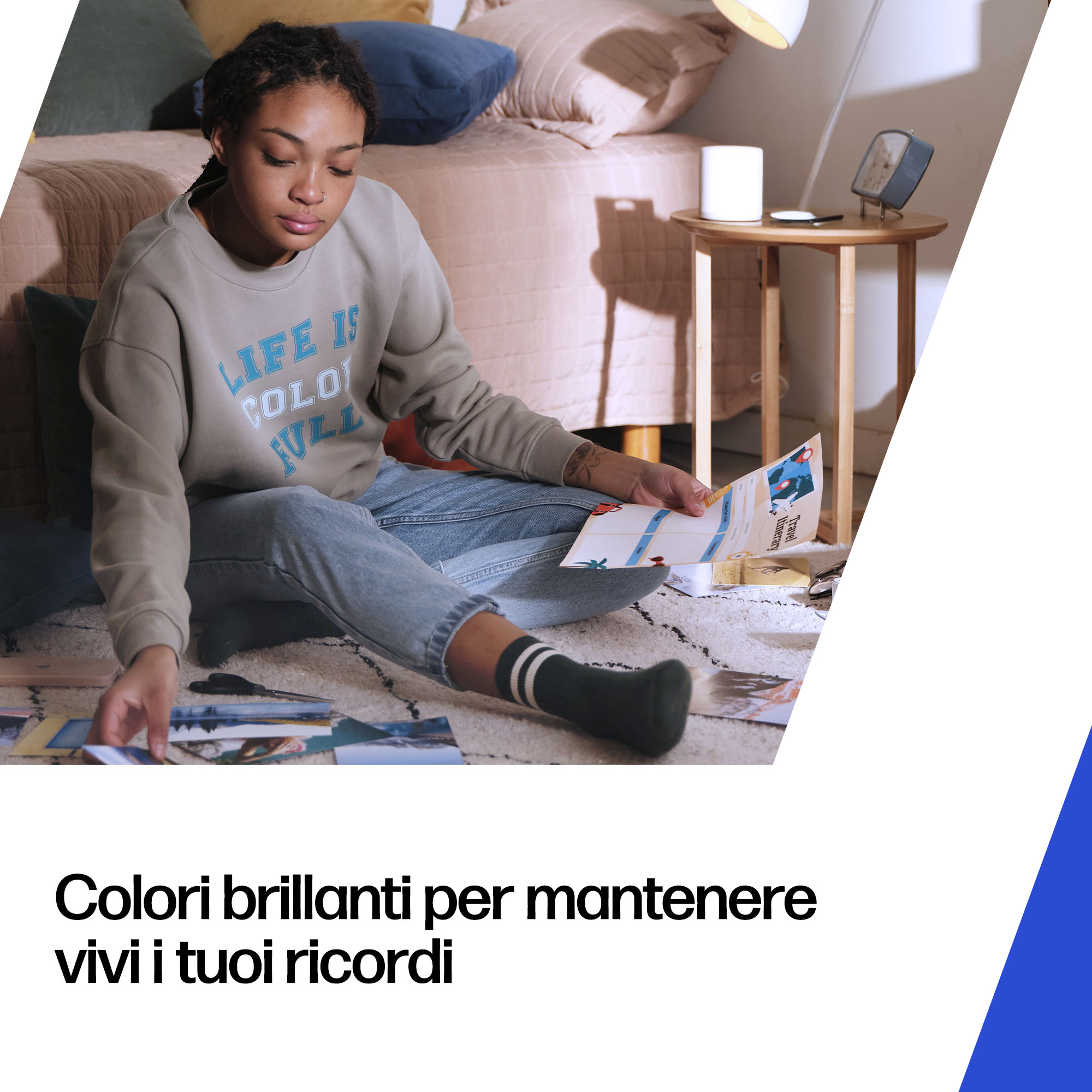 Una giovane donna seduta a terra ordina delle foto.