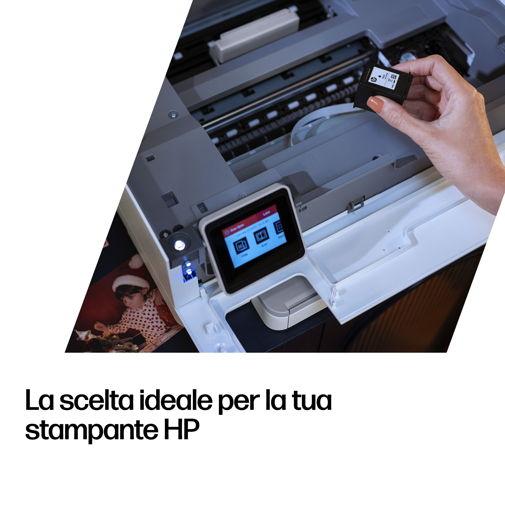 Una mano tiene una cartuccia d'inchiostro sopra una stampante con schermo.