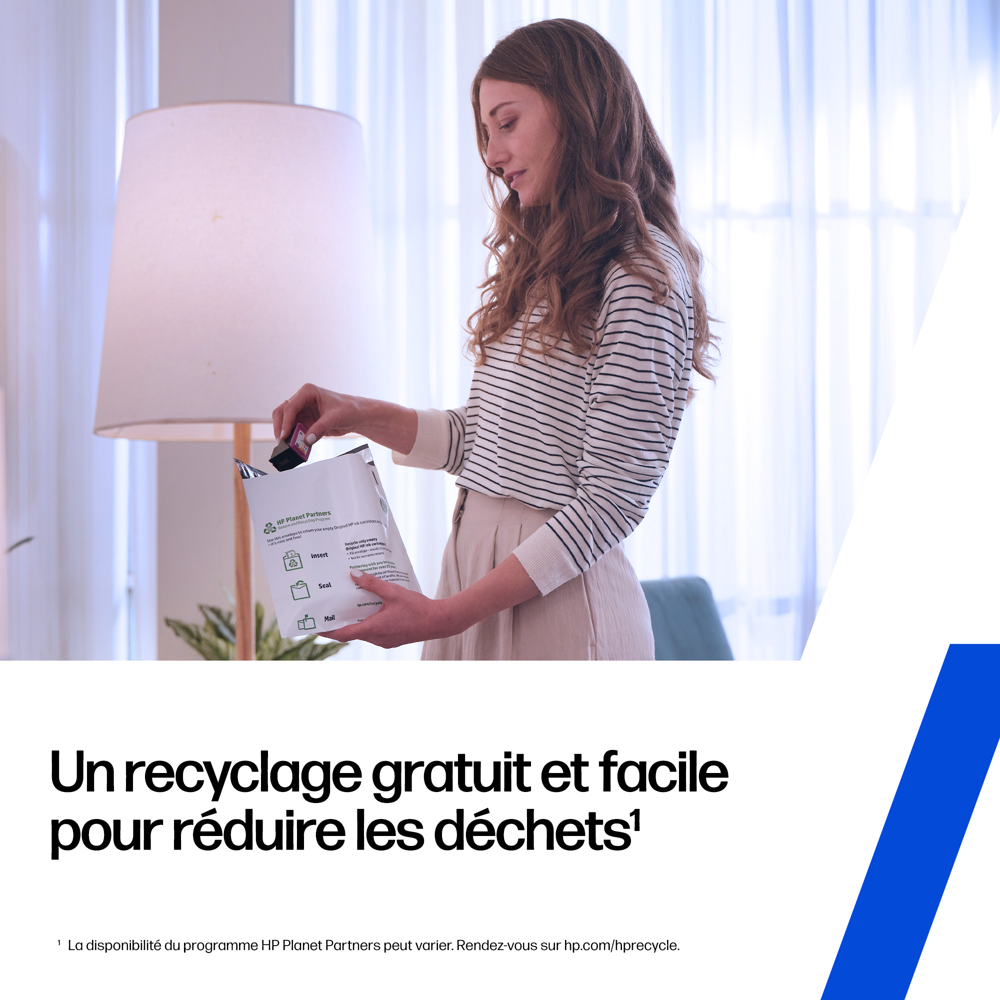 Une femme met une cartouche d'encre dans une enveloppe de recyclage. Texte sur le recyclage gratuit.
