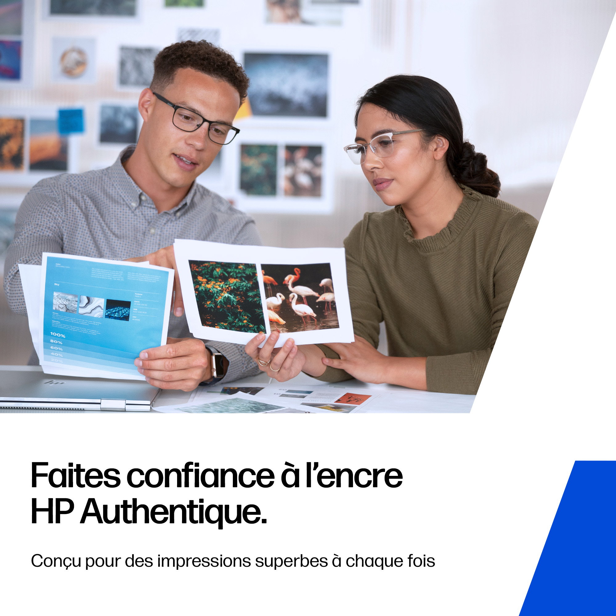 Deux personnes examinent des impressions. Un homme avec des lunettes tient une feuille.