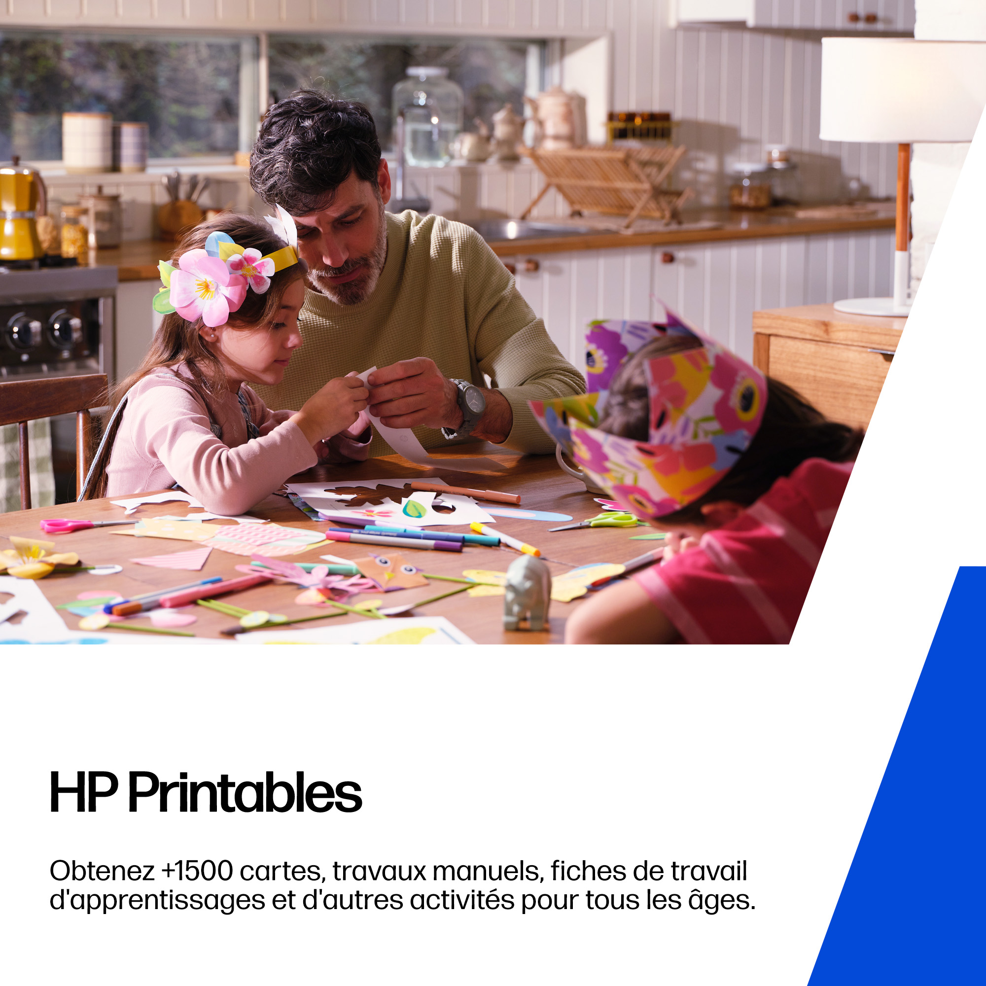Père et enfants bricolent avec du papier et des feutres à table.