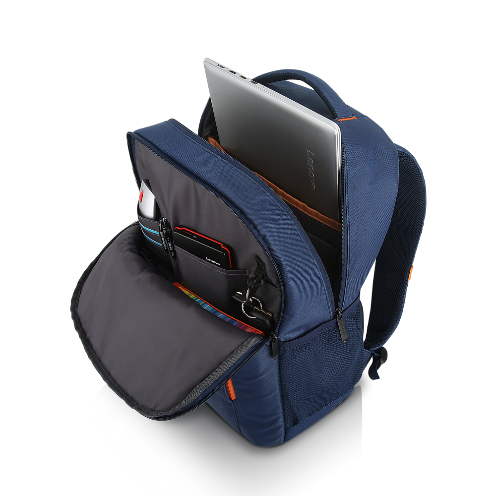 Una mochila azul está abierta, mostrando un portátil, tarjetas, bolígrafos y llaves dentro.