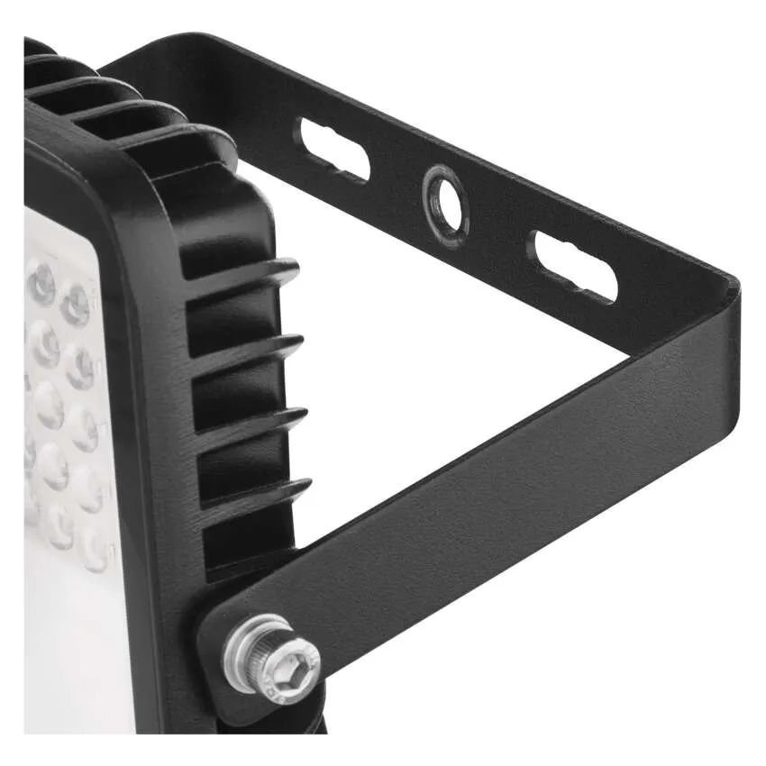 Fekete LED reflektor tartókonzollal és csavarral, közelről.