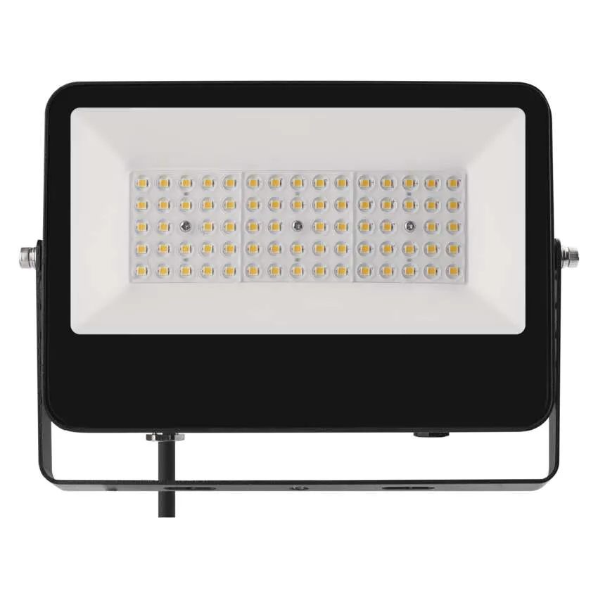 Fekete LED-reflektor sok kis lámpával és fém állvánnyal.