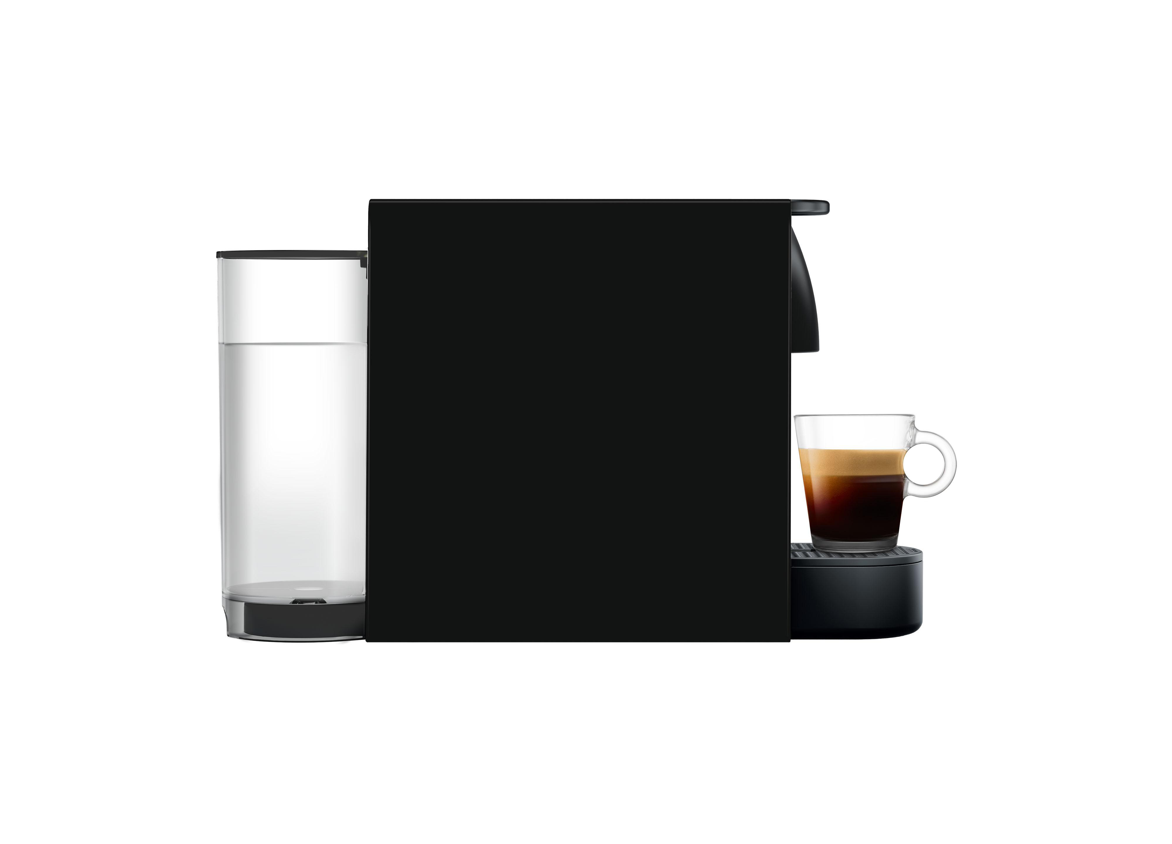 Schwarze Kaffeemaschine mit Wassertank und Glas Espresso.