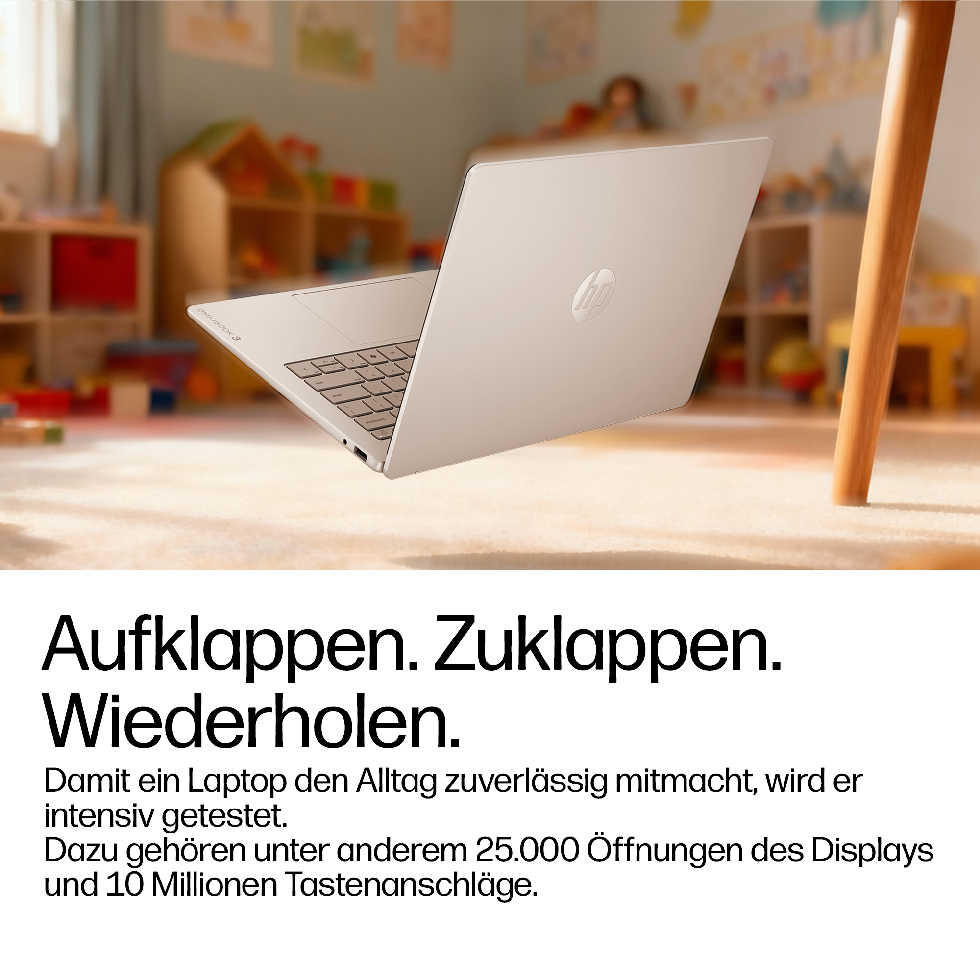 Ein silberner HP Laptop steht auf einem Teppich, im Hintergrund ein Kinderzimmer.