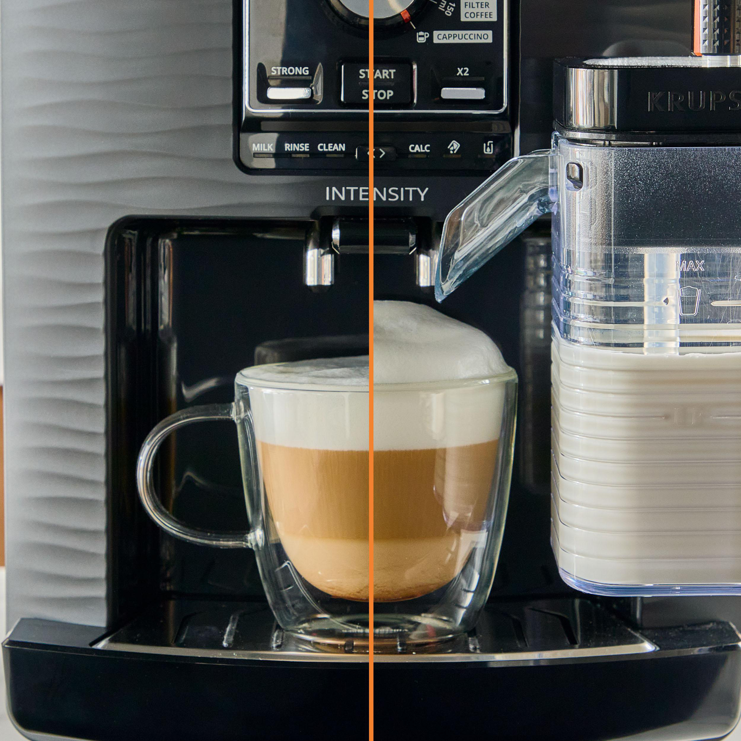 Kaffeemaschine mit einem Glas Latte Macchiato und Milchbehälter.