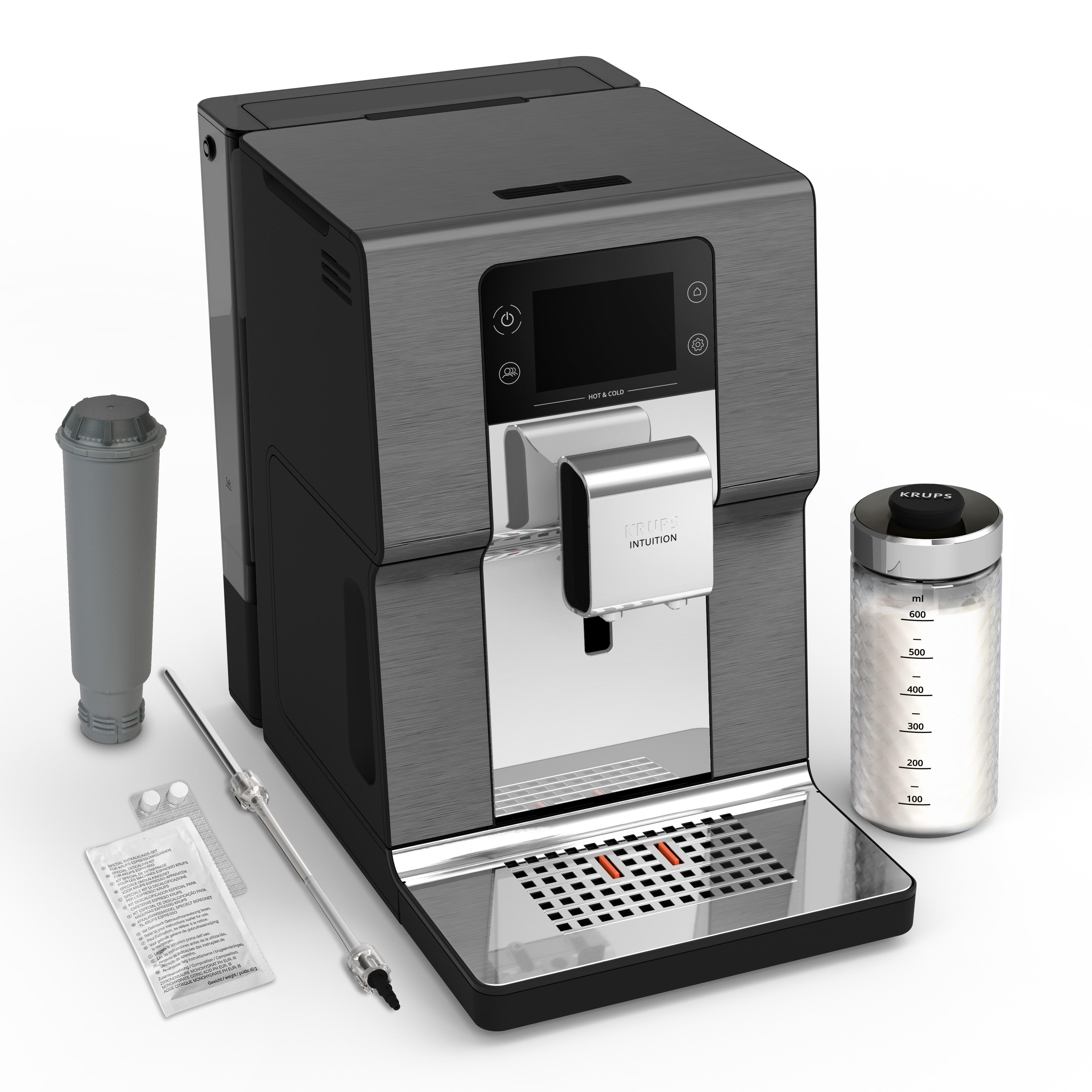 Kaffeemaschine mit Zubehör: Wasserfilter, Entkalker, Milchkaraffe und Reiniger.