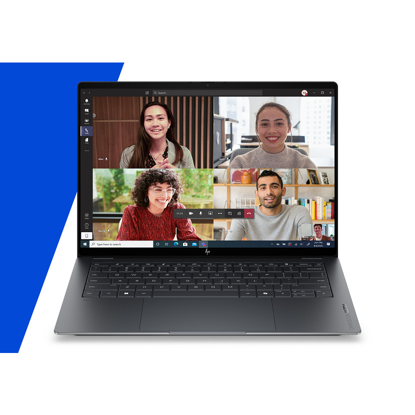 Laptop wyświetla rozmowę wideo z czterema uczestnikami. Ekran pokazuje twarze w układzie siatki.