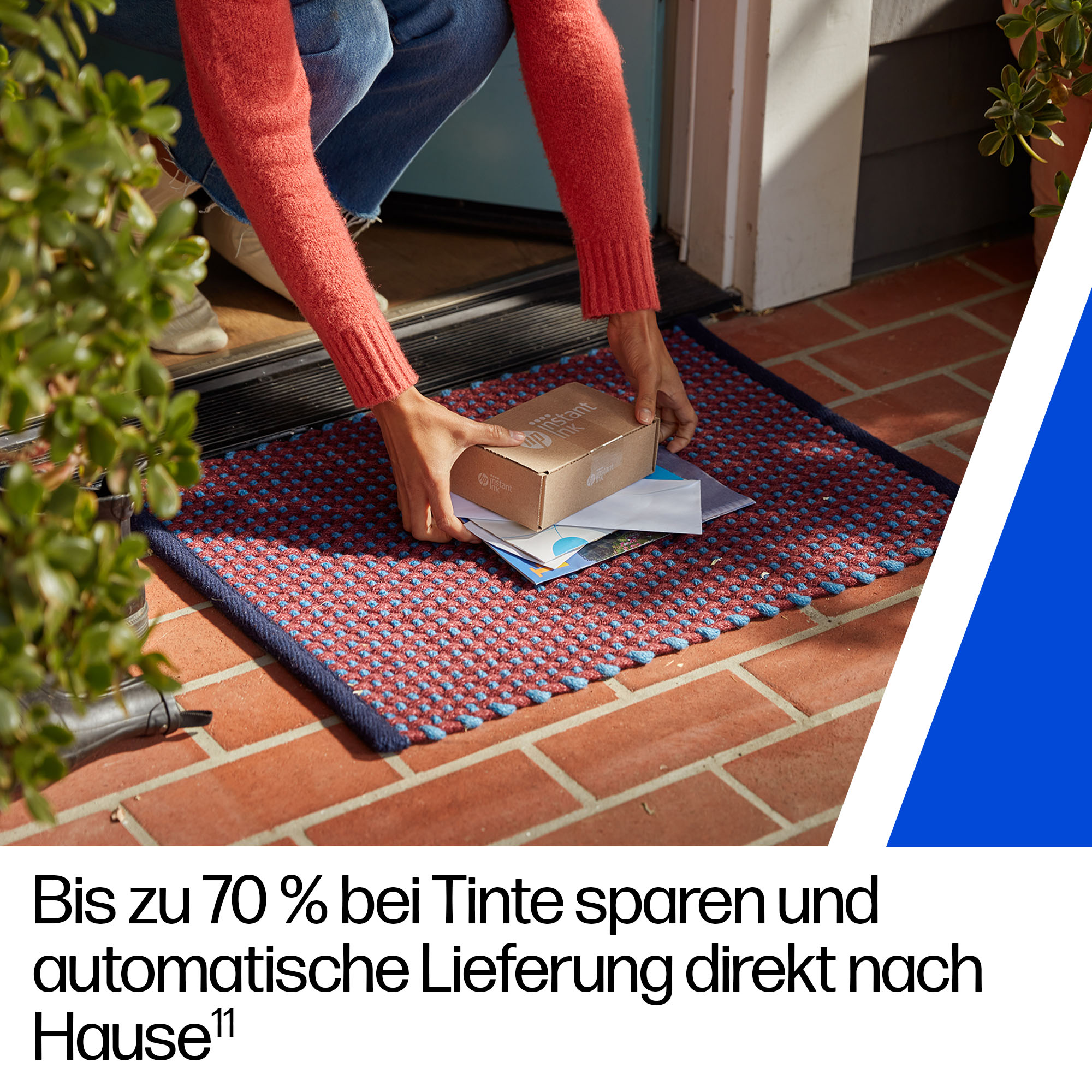 Eine Person legt ein Paket und Briefe auf eine Fußmatte vor der Tür.