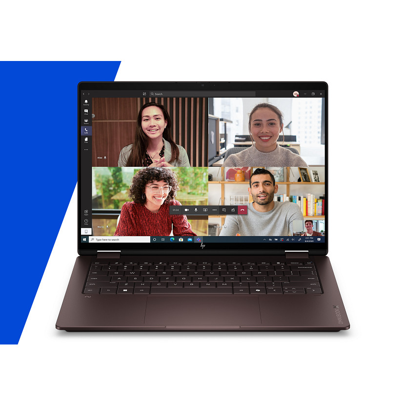 Cztery osoby na rozmowie wideo na ekranie laptopa. Brązowa obudowa.