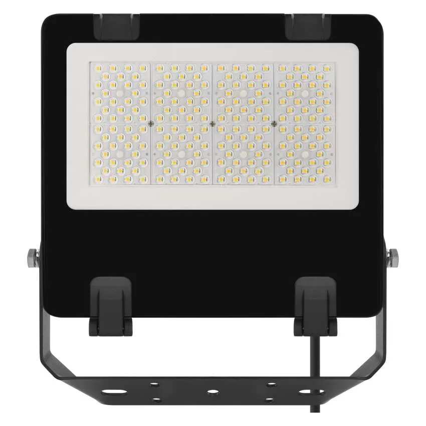 Fekete LED-es reflektor fehér kerettel és sok kis lámpával.