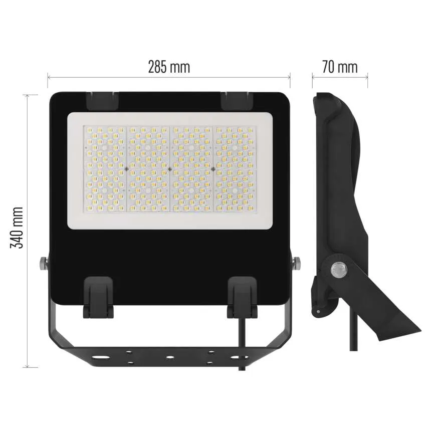 Fekete LED-es reflektor, méretei: 285x340x70 mm.