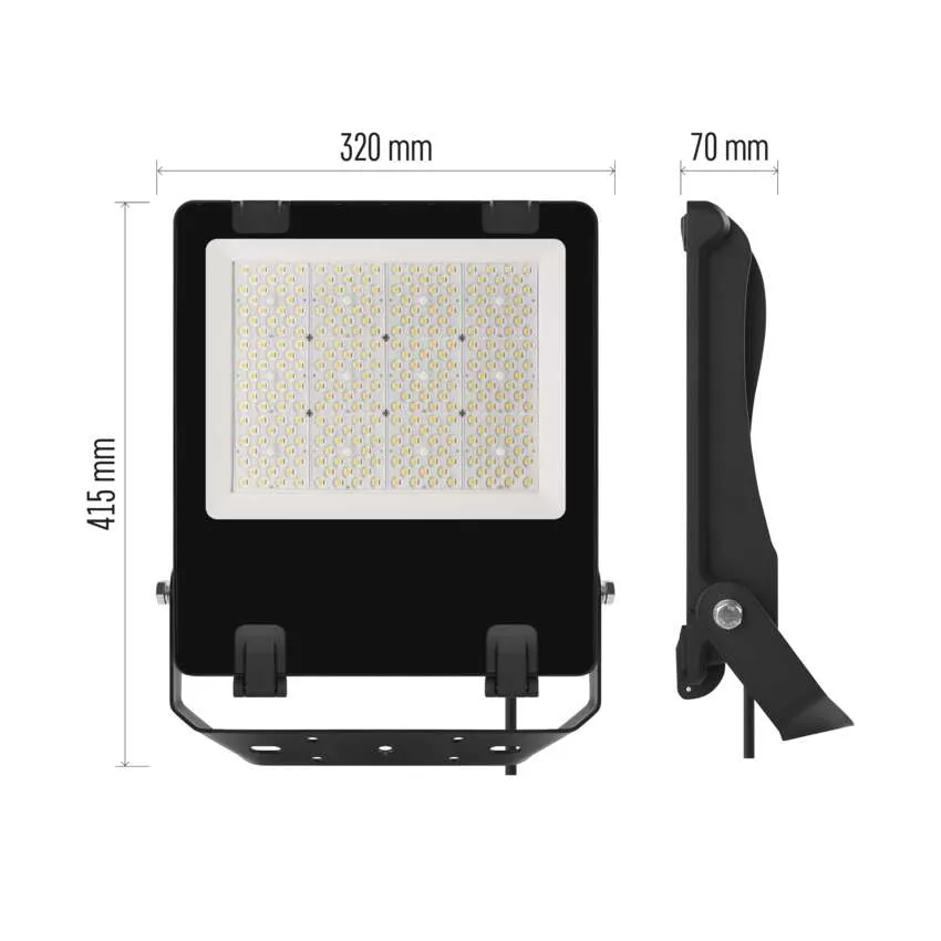 Fekete LED-es reflektor elölnézetben és oldalnézetben, méretei 415x320x70mm.