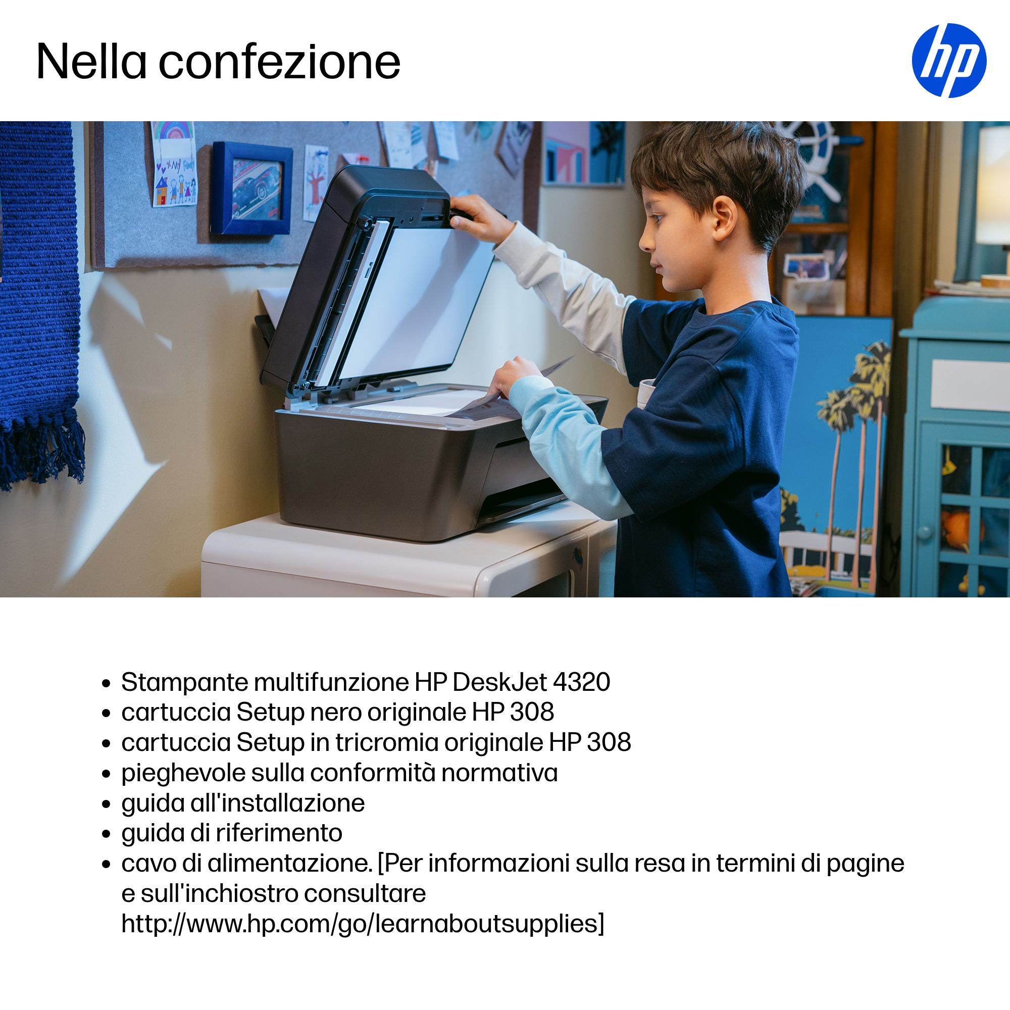 Un ragazzo usa una stampante HP. Sullo sfondo ci sono quadri e un mobile.