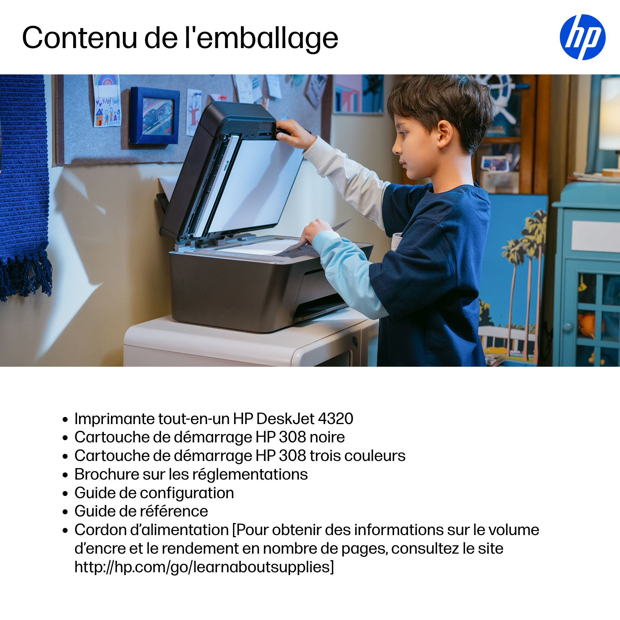 Garçon ouvre une imprimante. Logo HP en haut à droite. Contient imprimante, cartouches, câble.