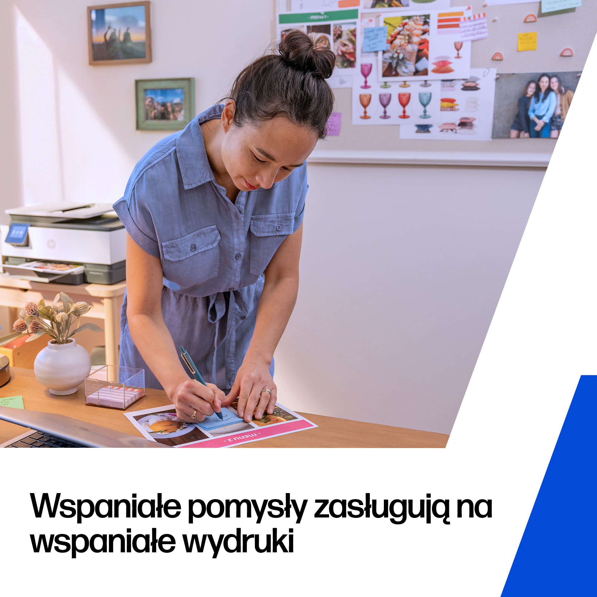 Kobieta pisze na papierze, drukarka i zdjęcia w tle. Pomysły zasługują na wspaniałe wydruki.