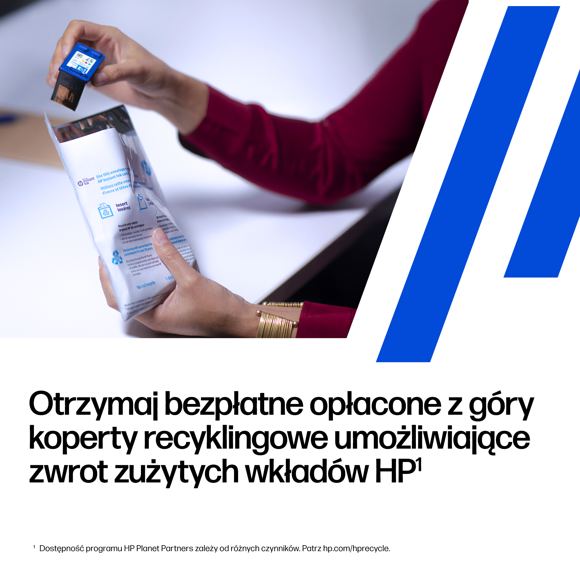 Dłoń trzyma kartridż HP nad kopertą recyklingową. Niebieskie paski w tle.