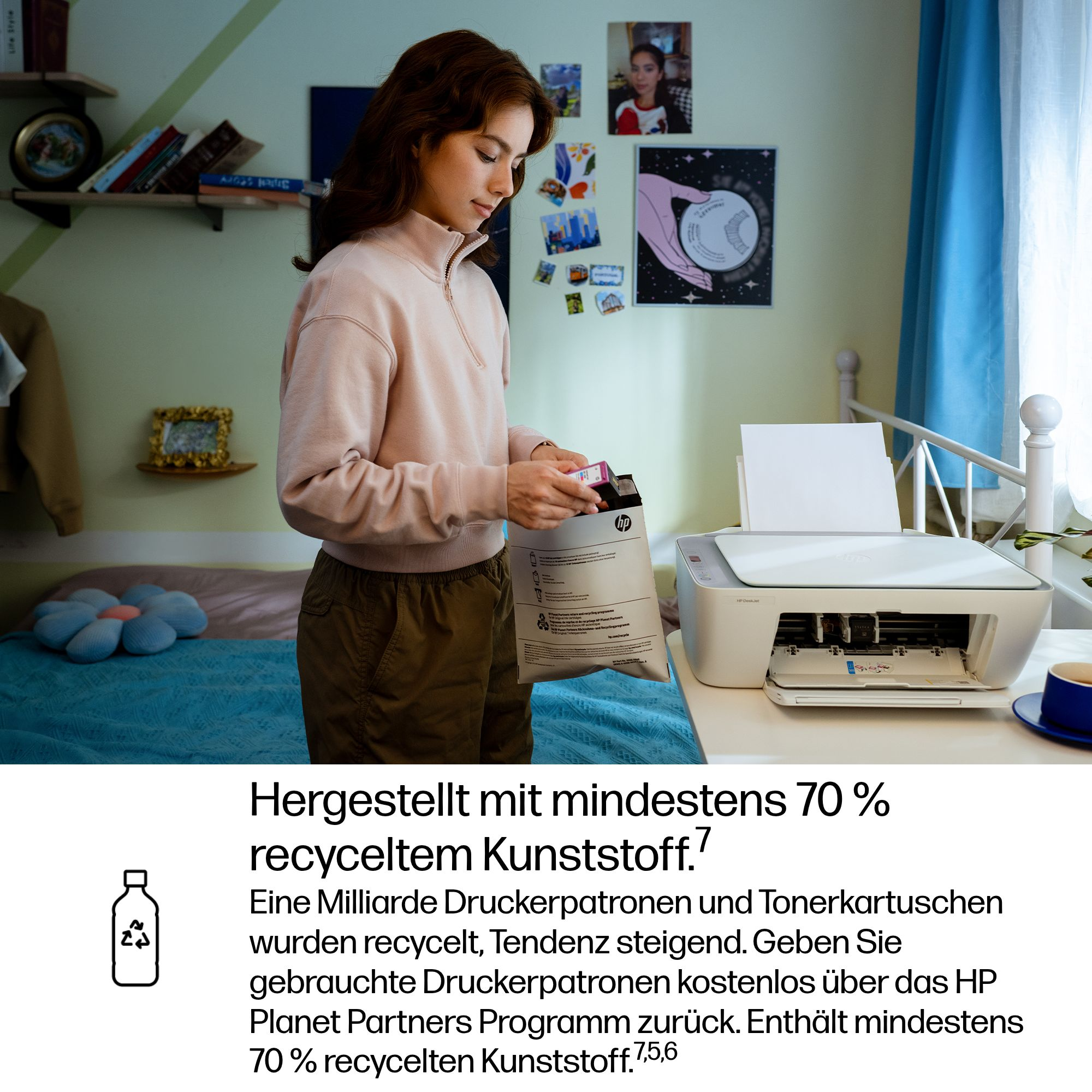 Frau mit HP Drucker und Tintenpatronen im Zimmer, das aus 70% recyceltem Kunststoff besteht.