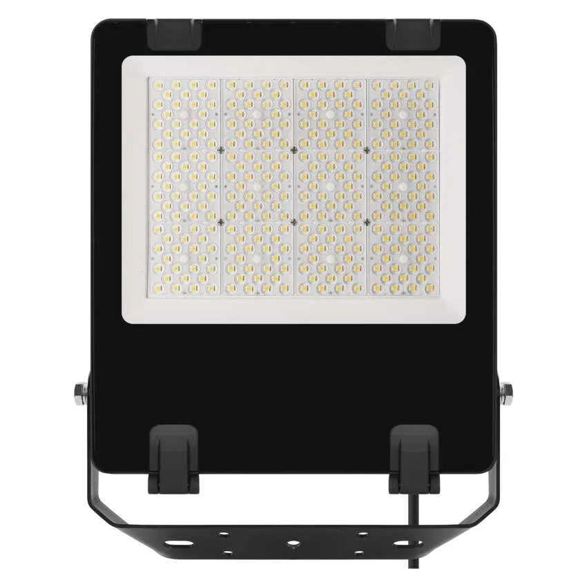 Fekete LED reflektor téglalap alakú fehér világító panellel, fém konzolra szerelve.