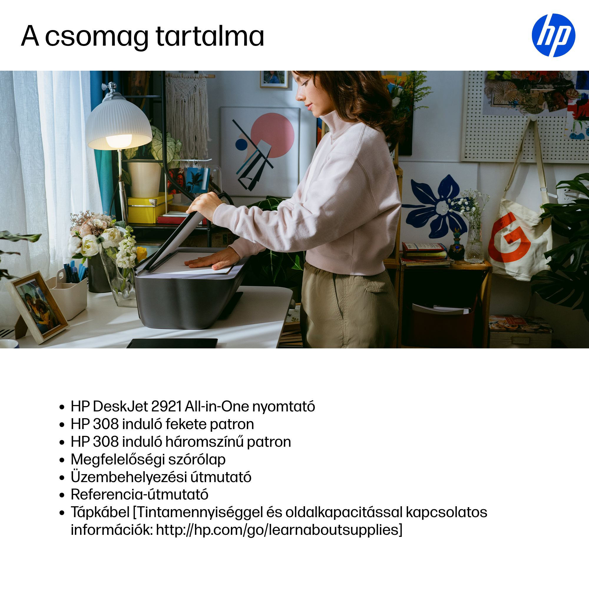 Egy nő HP nyomtatót nyit meg dekorációkkal díszített asztal mellett.