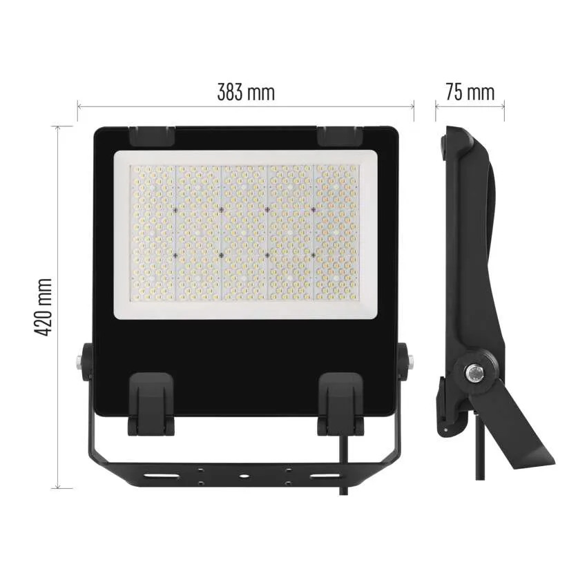 Fekete LED-es reflektor, méretei 383x420x75 mm, sok kis fénnyel.