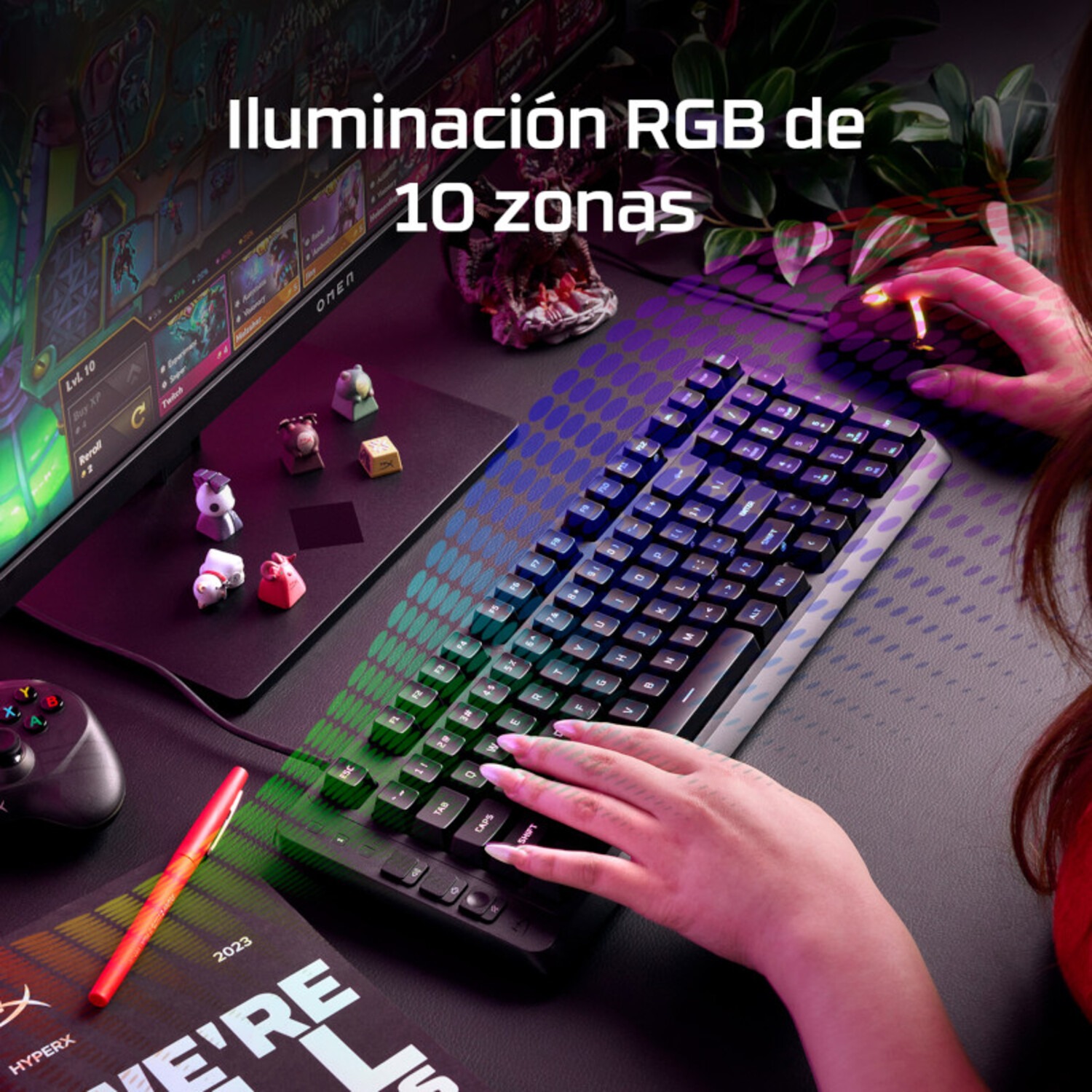 Una persona juega en un teclado y ratón gaming con iluminación RGB.