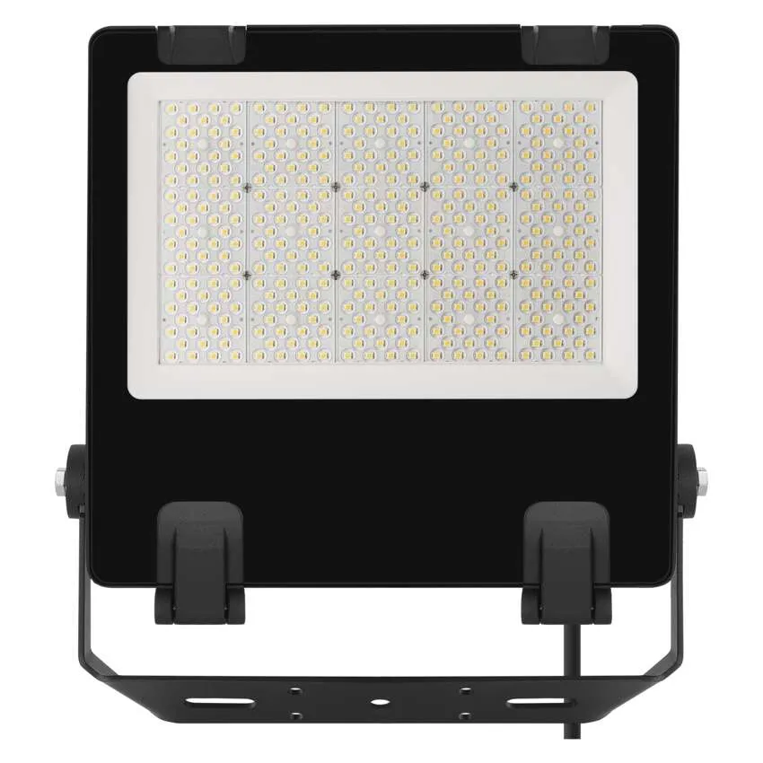 Fekete LED reflektor sok kis fénnyel és állítható fém tartóval.