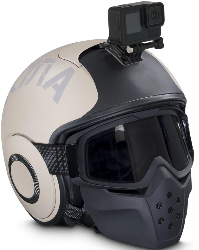 Ein beiger und schwarzer Motorradhelm mit einer GoPro-Kamera oben.