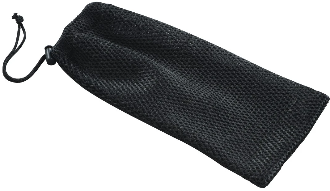 Pochette noire en filet à cordon avec un fermoir, isolée sur fond blanc.