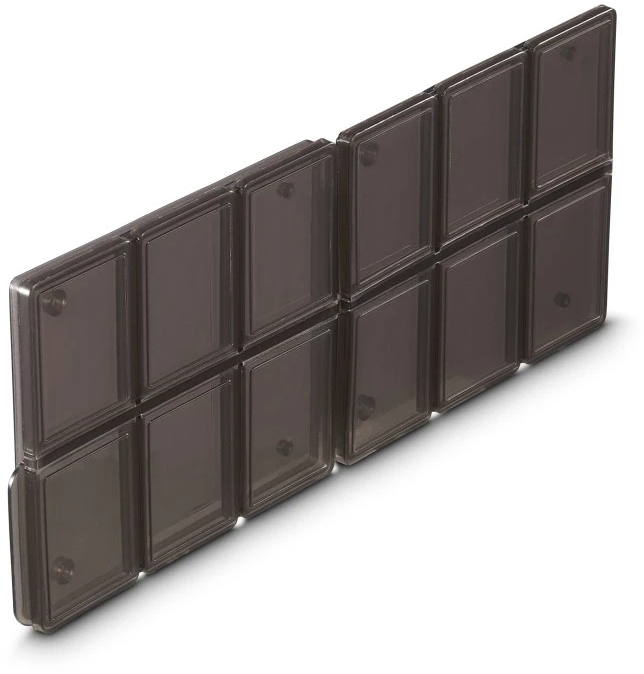Une rangée de 12 boîtes rectangulaires en plastique gris foncé, disposées côte à côte.